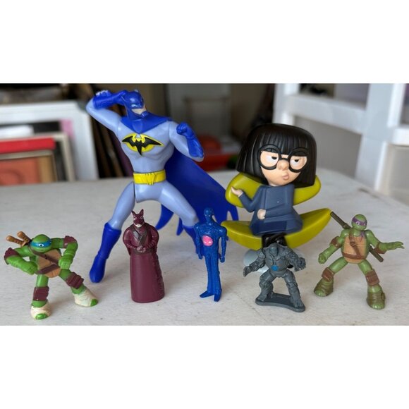 RANDOM LOT of 7 Plastic Toy Figures (SEE PHOTOS) - Picture 2 of 4